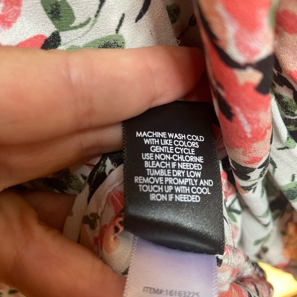 Torrid Floral Blouse Plus Size 3X White Pink Rose Print Long Sleeve V-Neck - Picture 8 of 9